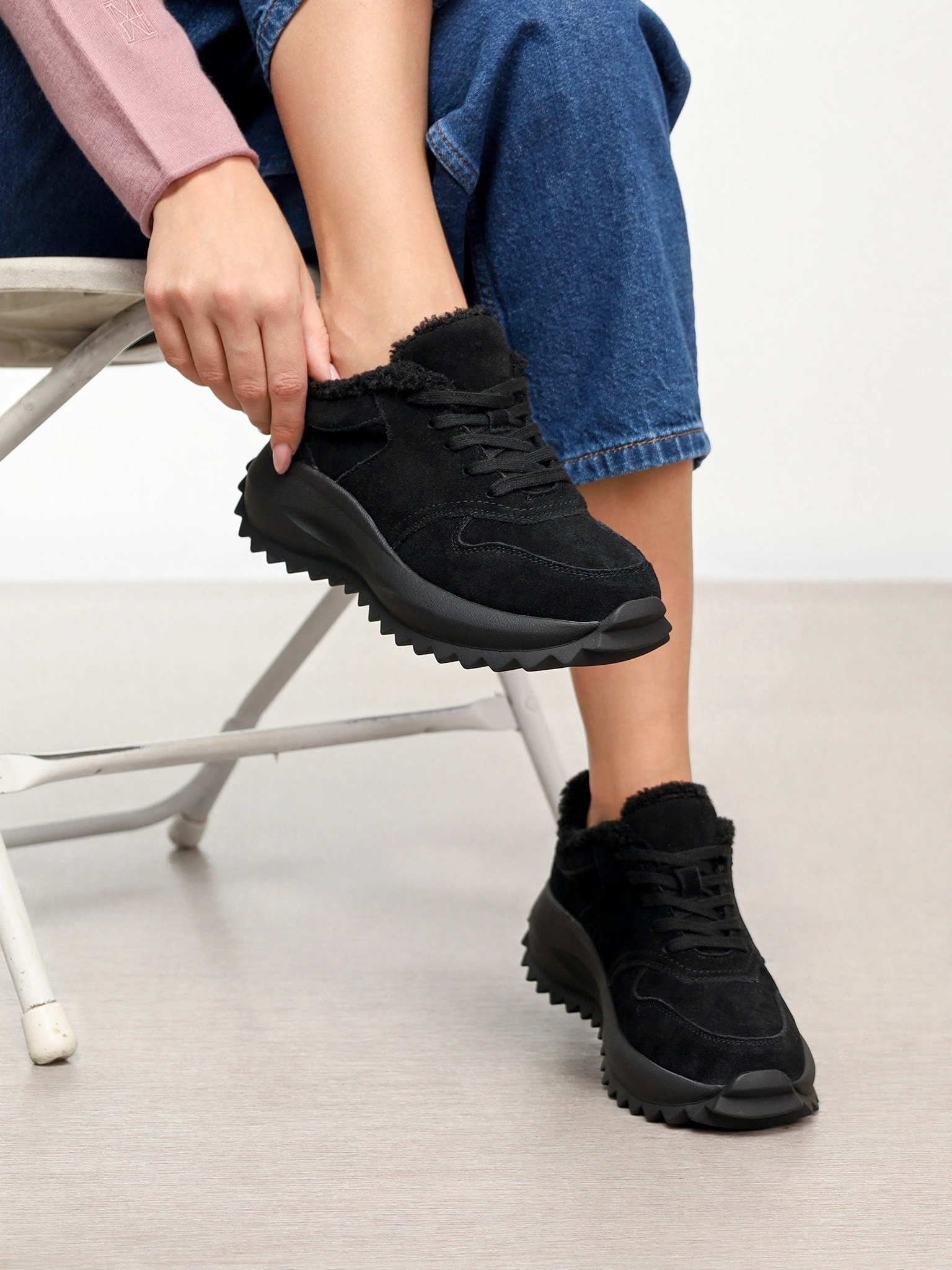 Кроссовки черного цвета на рельефной подошве